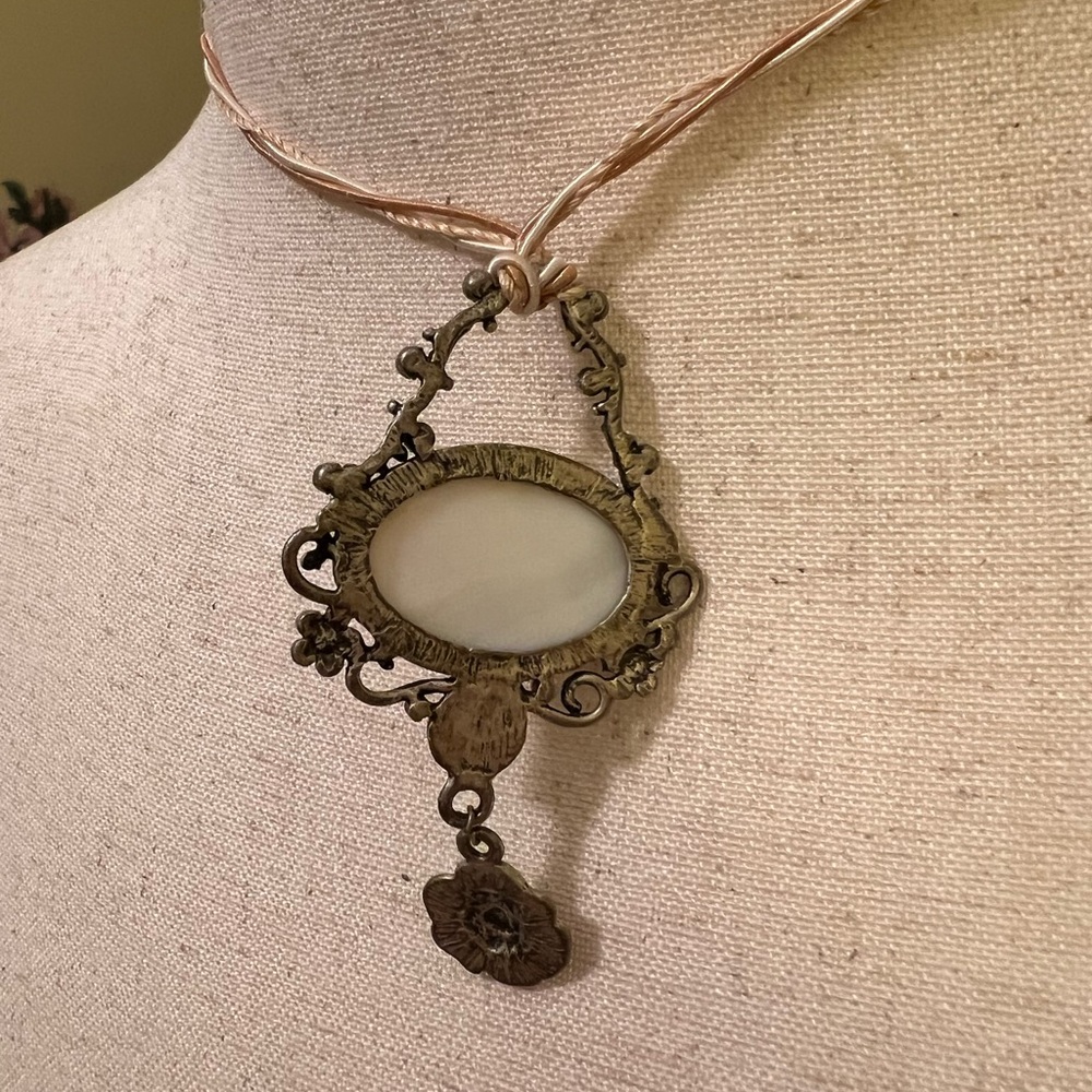 Vintage-Inspired Y2K Pressed Flowers Necklace with Silver and Gold Accents - Picture 4 of 5